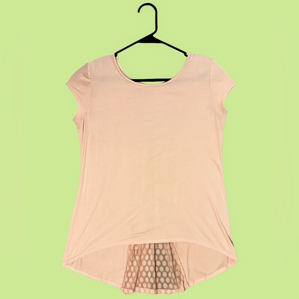 Kim & Cami blush pink short sleeve top with split-back mesh detail. Size Medium.